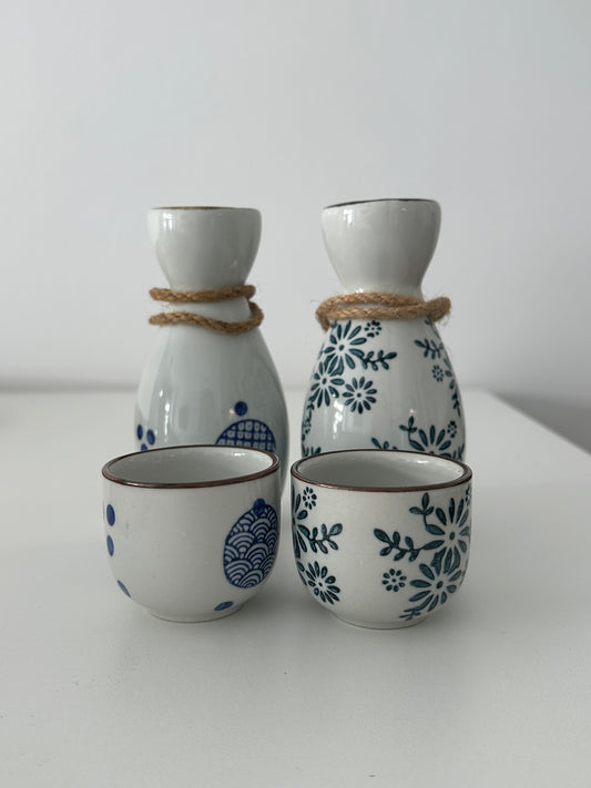 Set de Sake de Cerámica “Aoi” – Azul y Blanco
