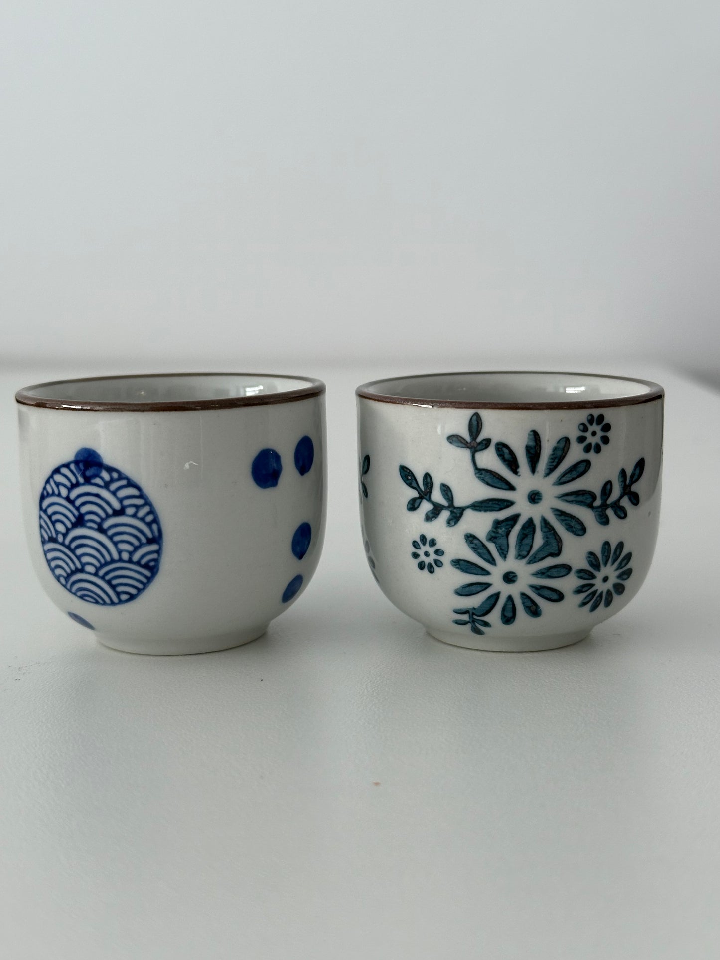 Set de Sake de Cerámica “Aoi” – Azul y Blanco