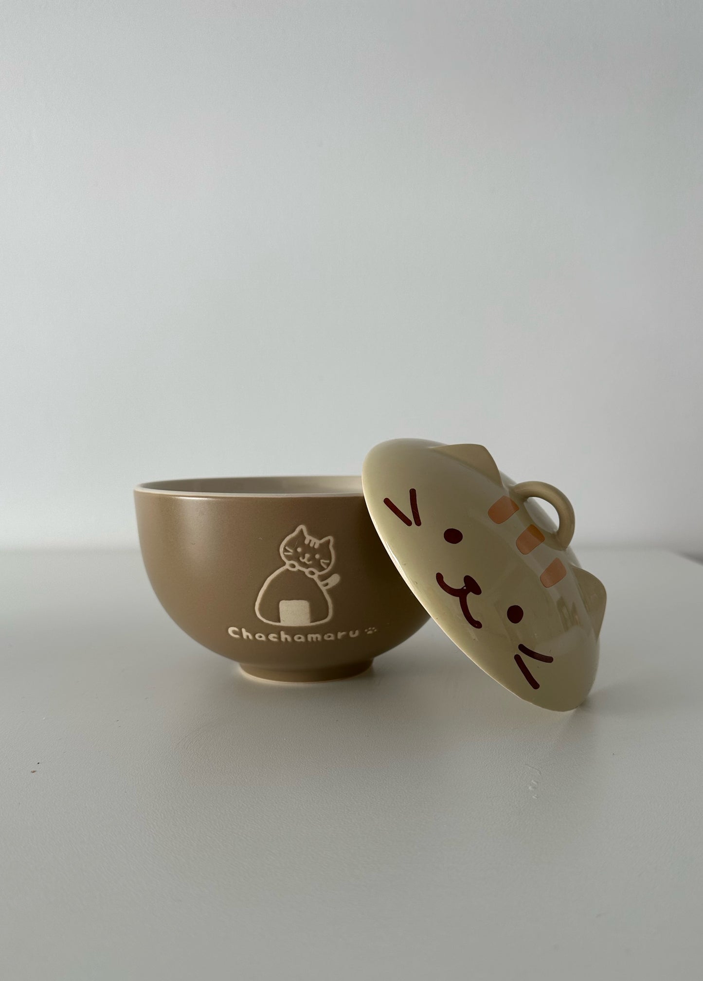 Cuenco de Cerámica “Neko” con Tapa – Sopas y Ramen (550 ml)